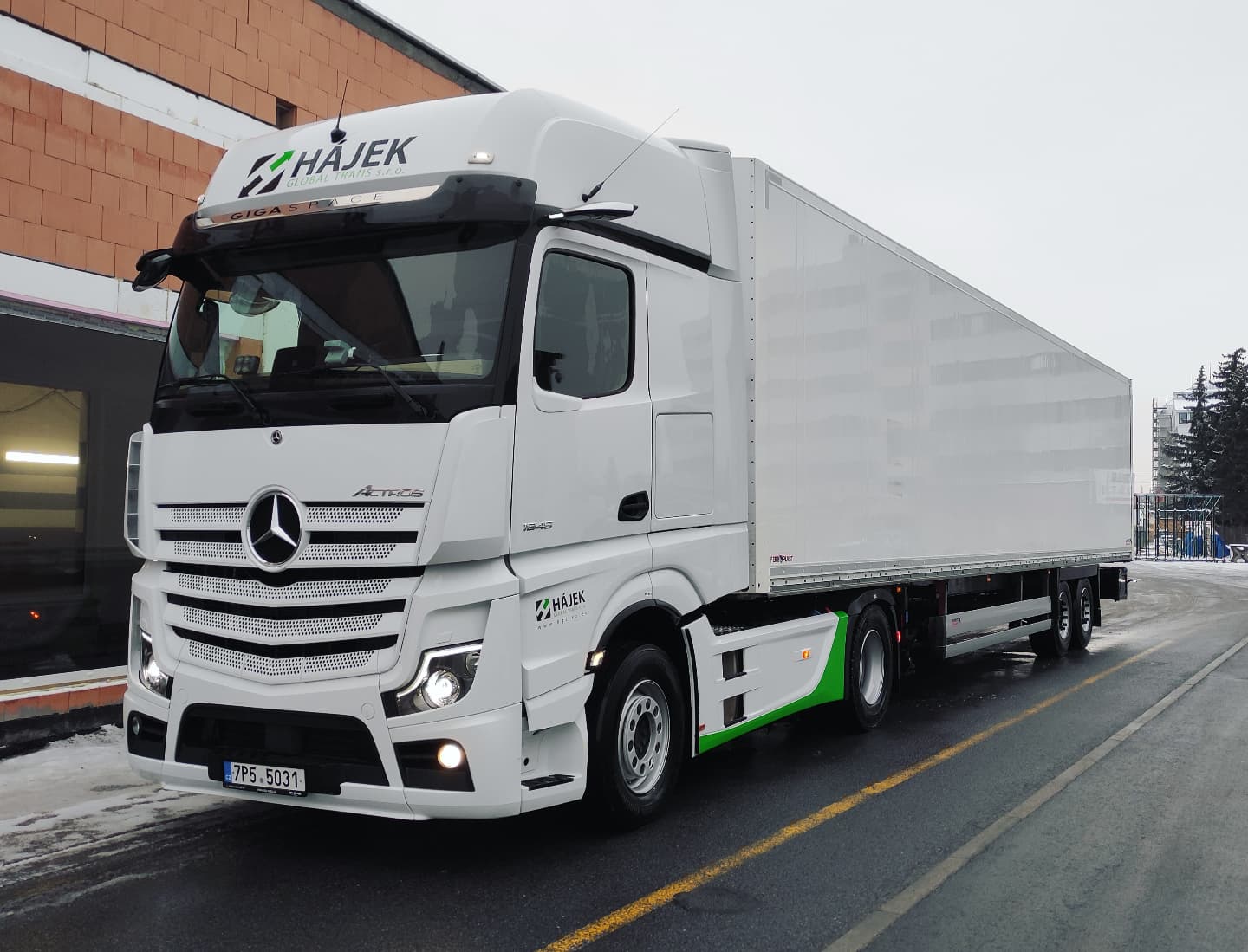 Mercedes-Benz Actros se skříňovým návěsem