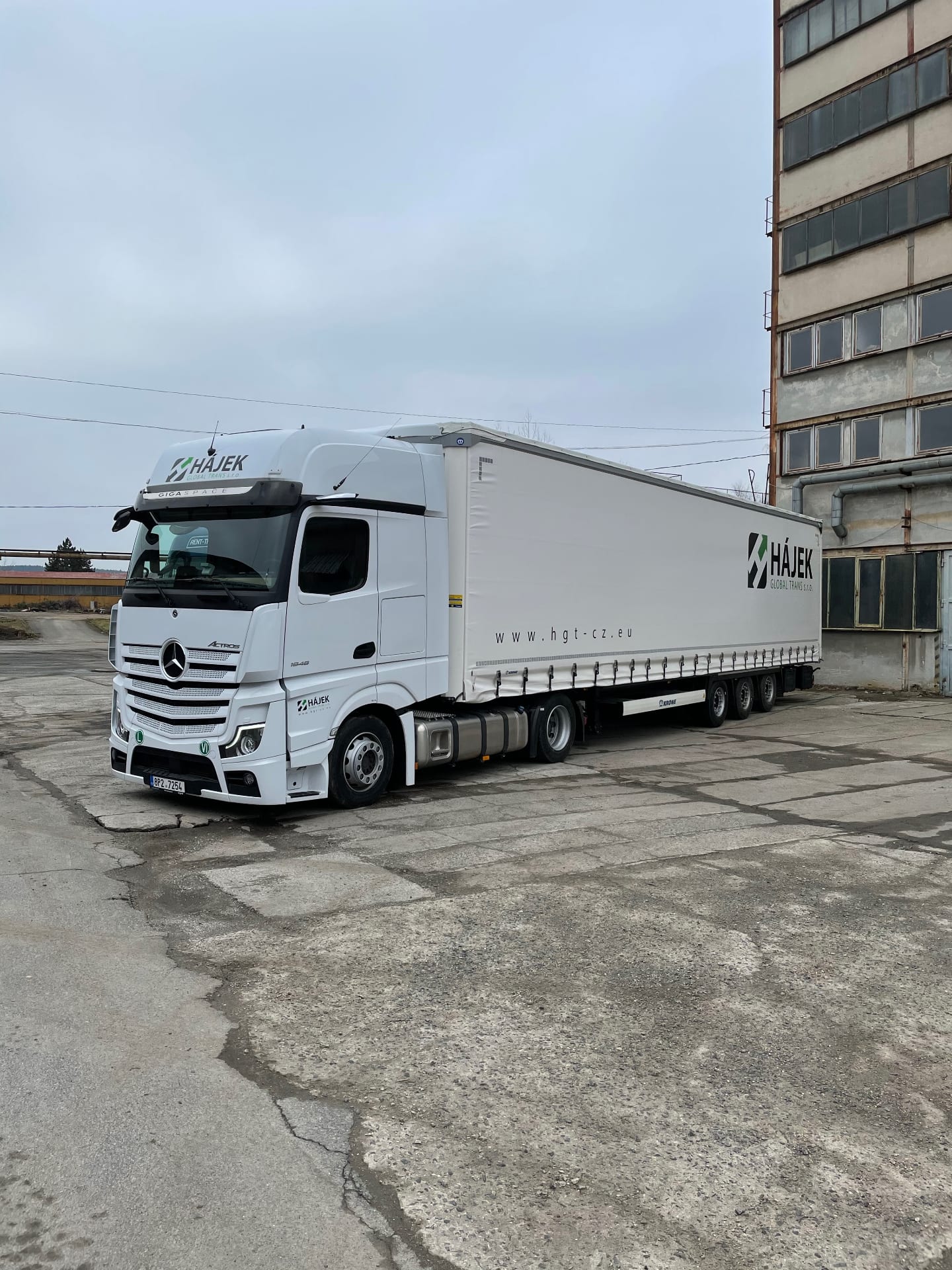 Mercedes-Benz Actros s plachtovým návěsem HGT