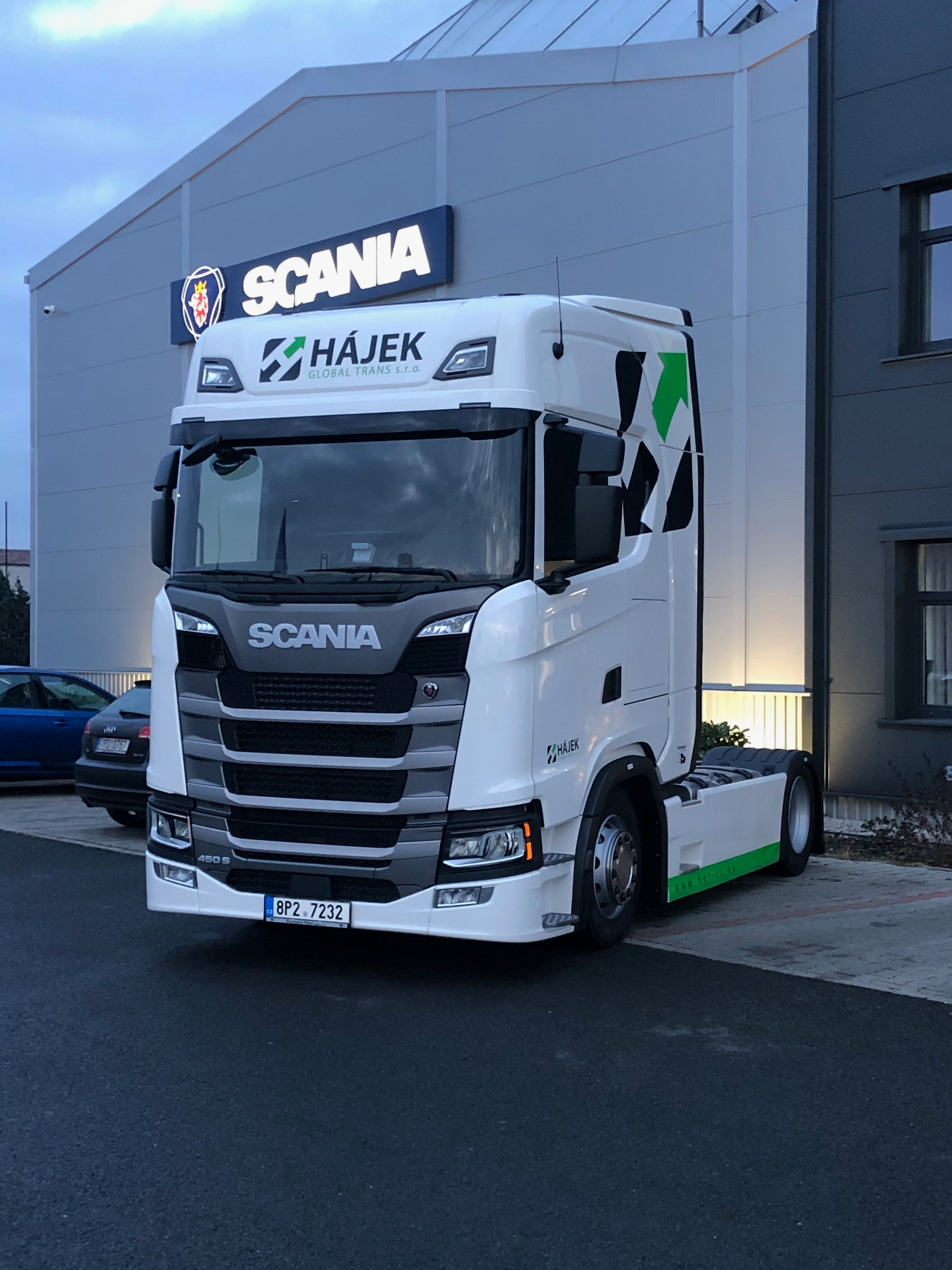 Tahač Scania 450 S v barvách HGT