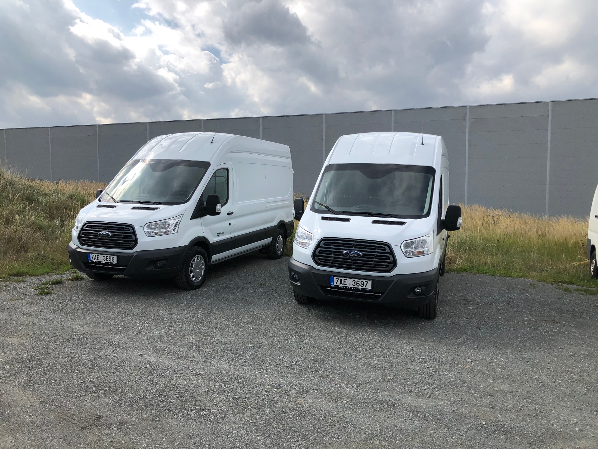 Dvě dodávky Ford Transit ve vozovém parku HGT